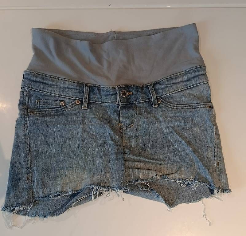 Pantaloni: Umstands-Hose kurz, Gr. 36 – Usato da Bürglen UR venduto da Uri1991