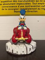 Donald Duck dans sa fidèle voiture Demons & Merveilles