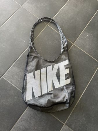 Praktische Nike Tragetasche, neuwertig, kaum gebraucht!