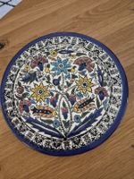Handgefertigter Wandteller mit schönem Blumendesign
