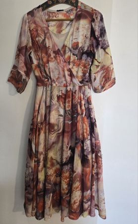 Kleid mit Blumenmuster Grösse 42 neuwertig