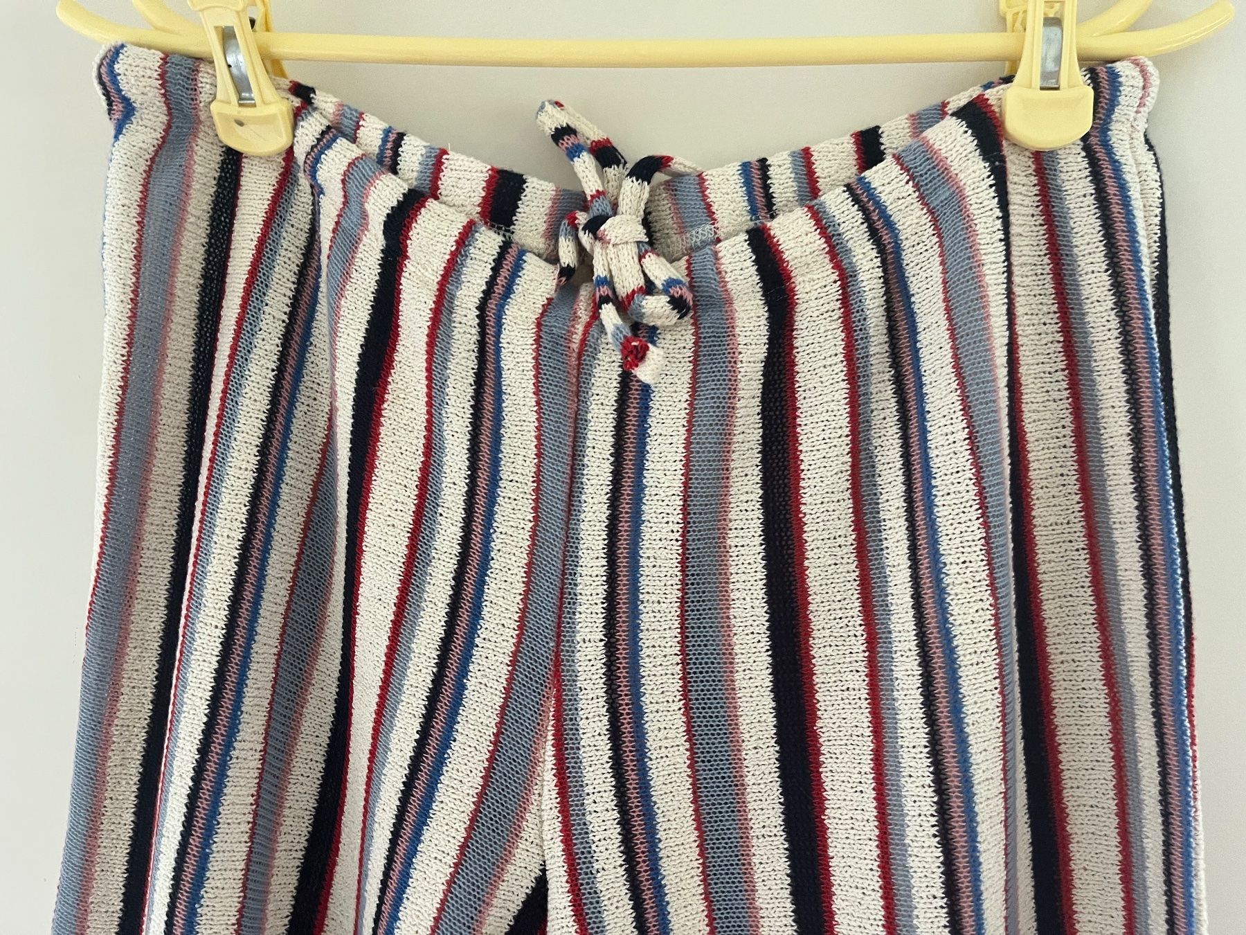 H&M Pantaloni: H&M gestrickte Hose Gr. M – Usato da Utzenstorf venduto da Ismaele 1