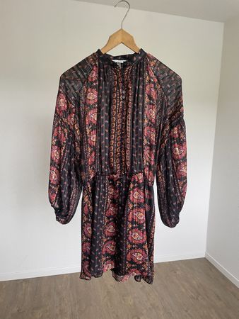 Kurzes Kleid mit langen Ärmeln von Zara