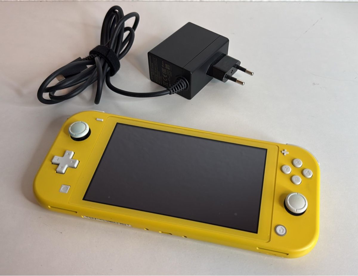 Nintendo Console: Nintendo Switch Lite - Yellow - Excellent Condition! – Usato da Ehrendingen venduto da bubulence 2
