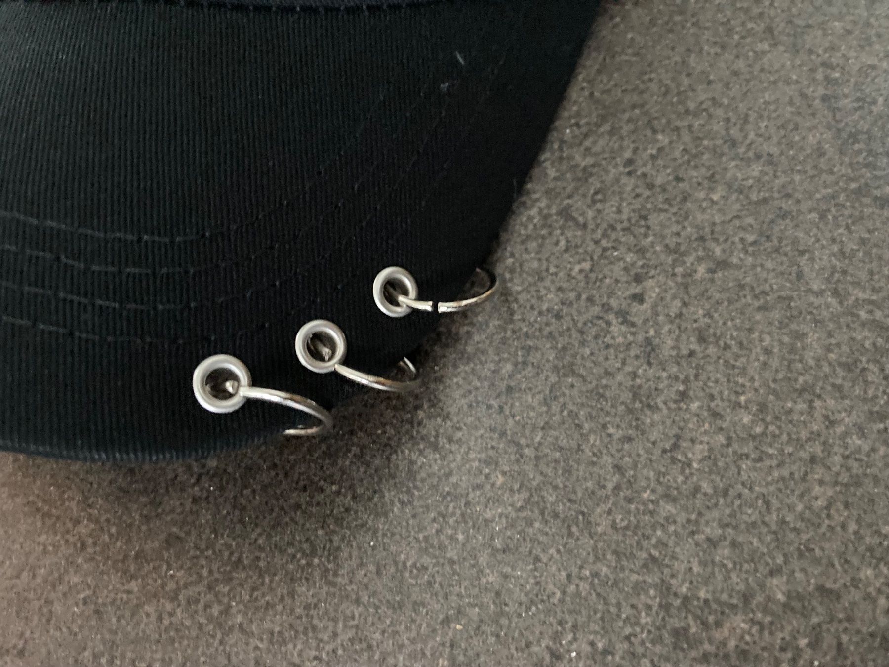 Altro in  Abbigliamento & Accessori: Rock Style. Schwarzes Cap mit Ketten und Ringen – Nuovo e nell'imballaggio originale da Buttisholz venduto da Bellabusi 5