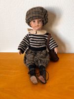 Süsser Porzellanjunge mit Mütze und Tasche, Vintage