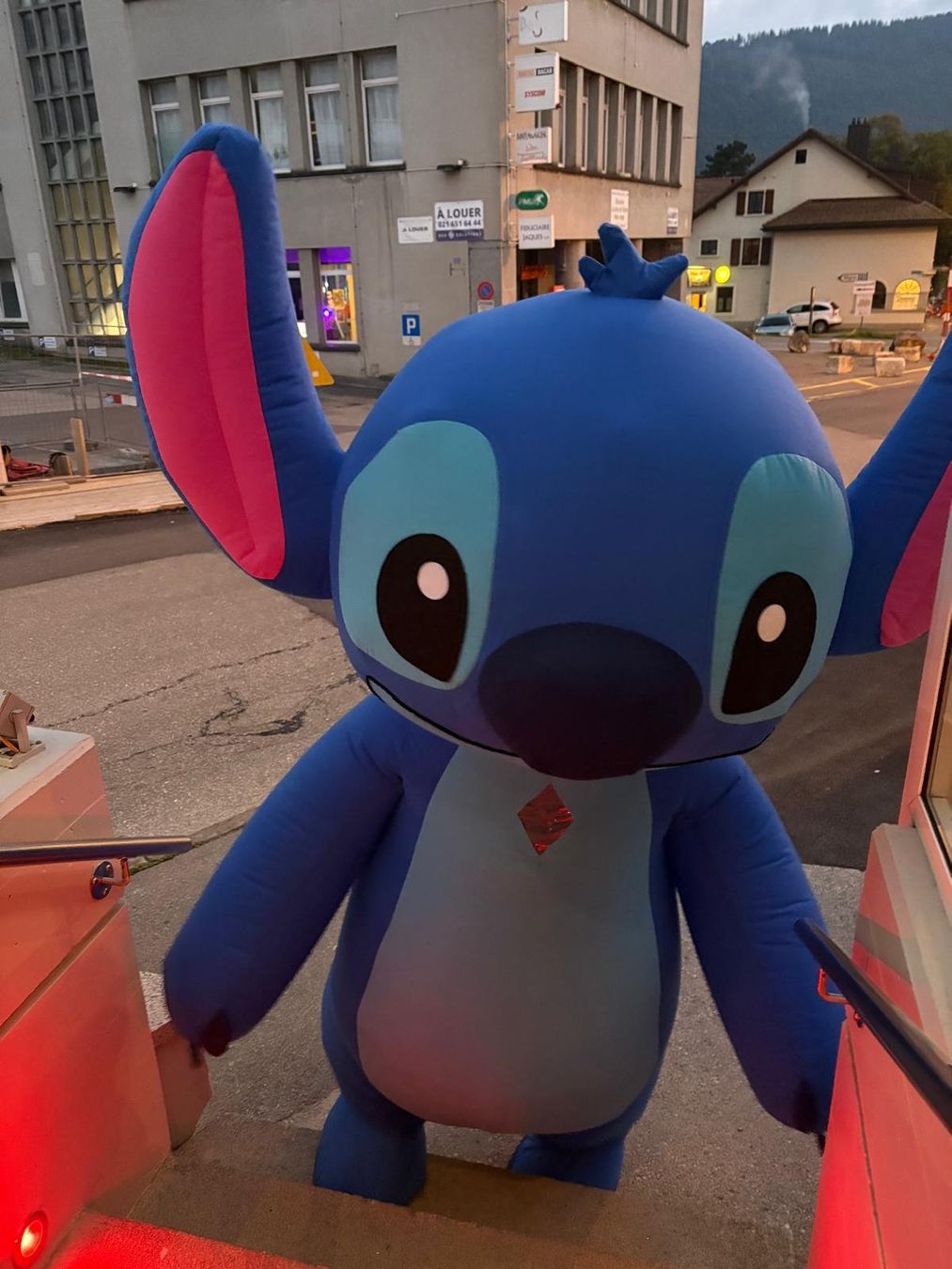Completi: Location de costume gonflable géant de Stitch, 2,5 m de haut – Usato da pully venduto da gringoloko 5