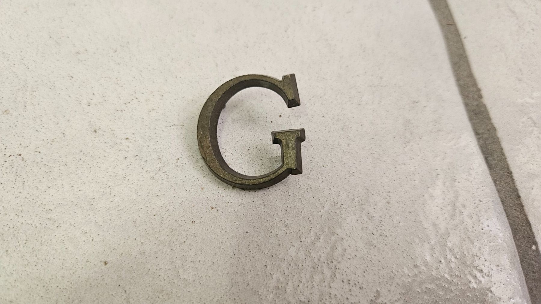 Tutte le decorazioni: 1 piccola lettera di metallo "G" – Usato da Melano venduto da H-Sara