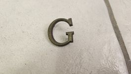 1 piccola lettera di metallo "G"
