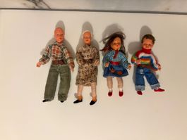 Puppenstube Familie 4 Figuren guter Zustand