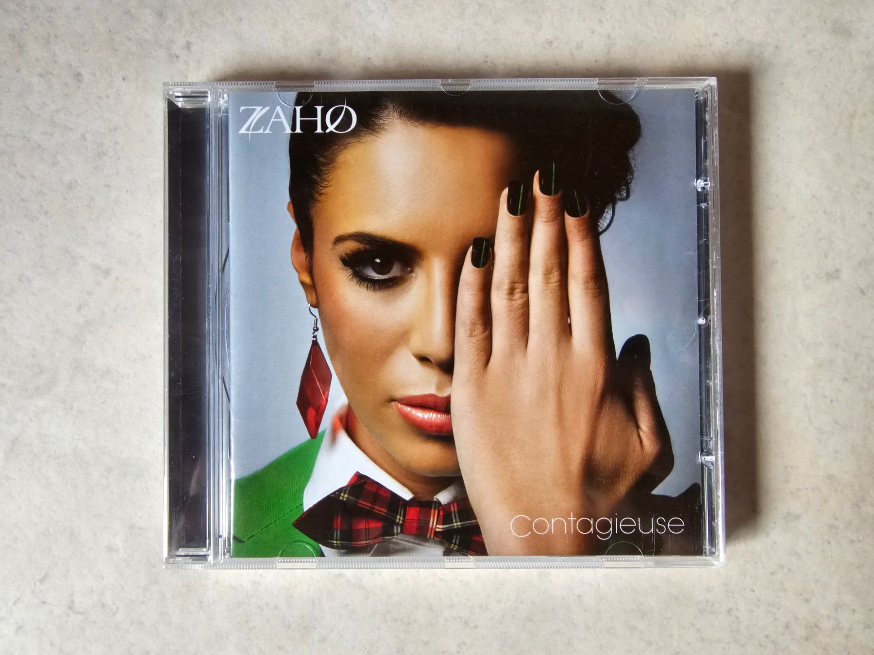 CD: Zaho  -  Contagieuse  /  (RnB, Swing, Pop Rap) – Usato da Schneisingen venduto da backstore24