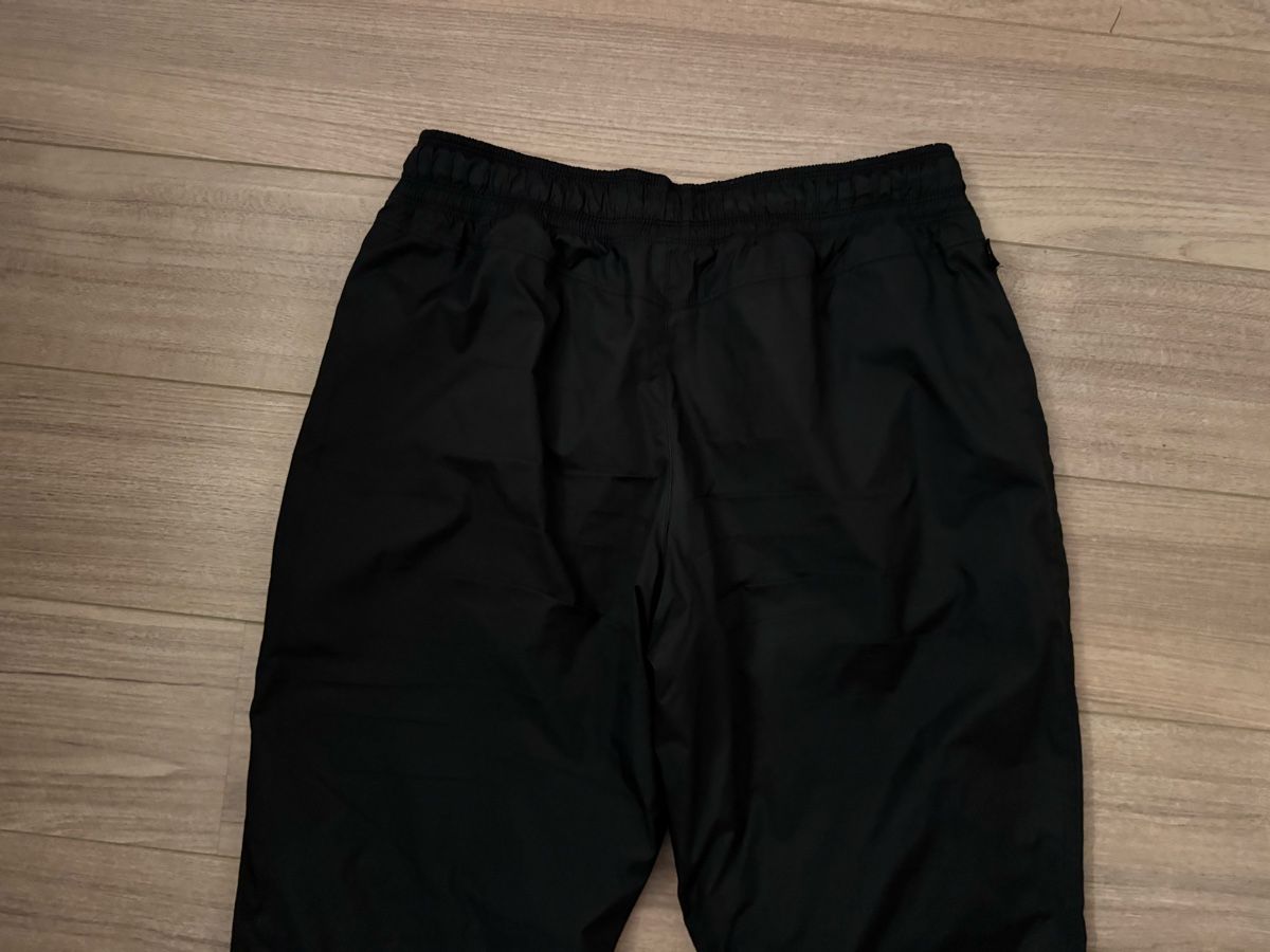 Nike Pantaloni: NIKE Damen Trainerhosen Gr. M schwarz – Usato da Bonstetten venduto da VCLS 3