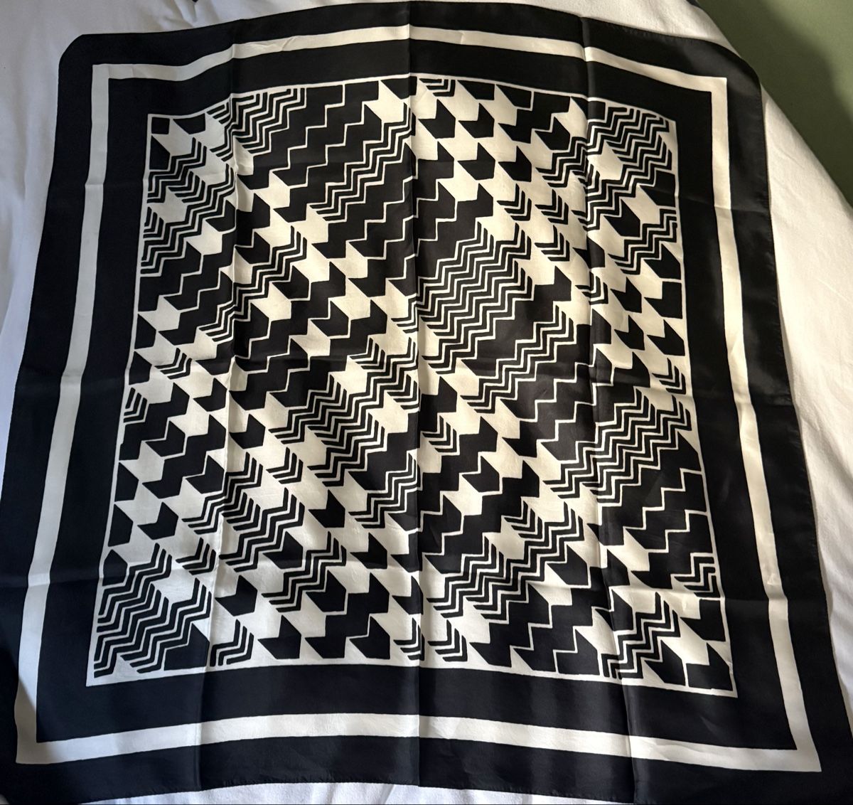 Ensoie Foulard & Sciarpe: Foulard en soie  – Usato da Vésenaz venduto da NORA1325