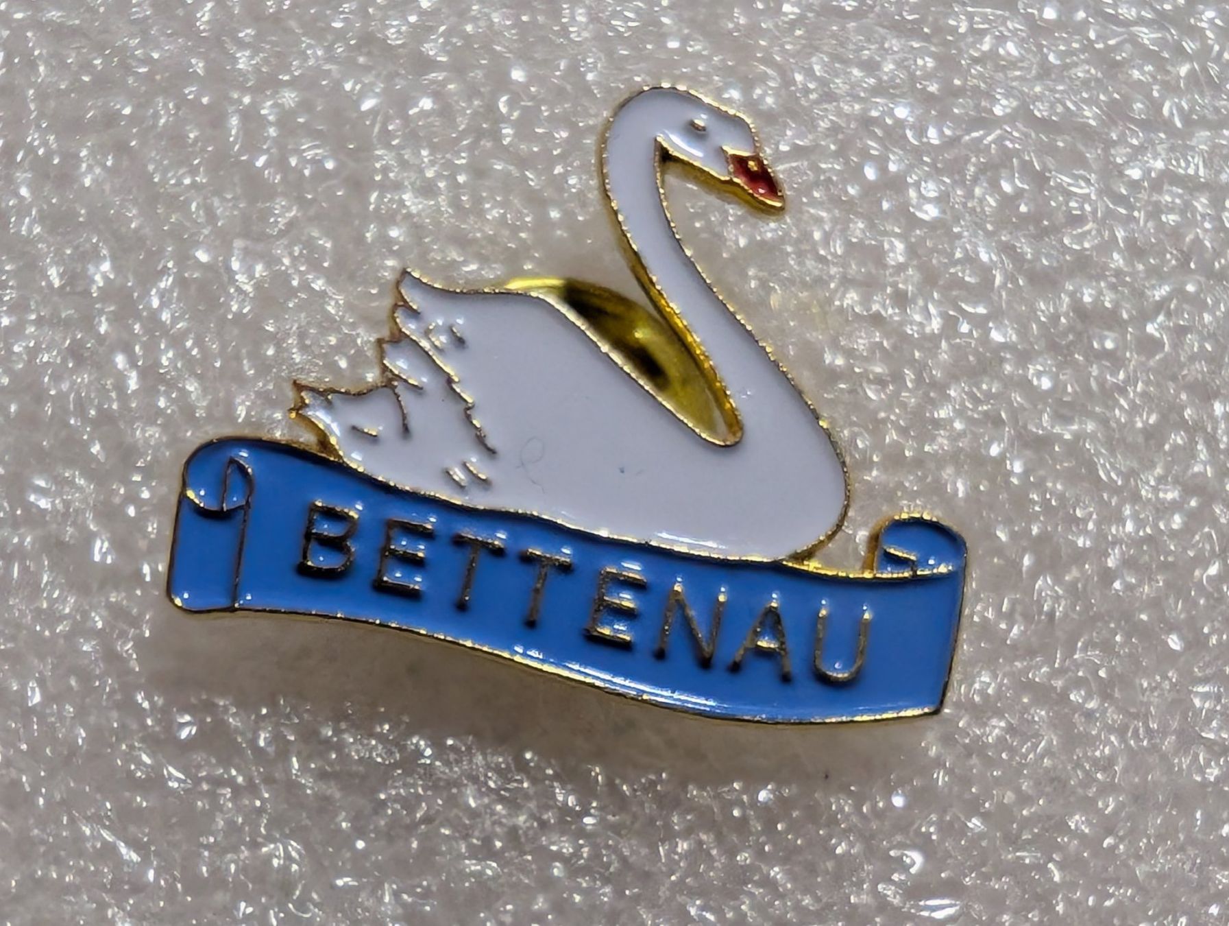 Plaketten & Abzeichen: Ansteckpin 238: Bettenau – Gebraucht aus Oppligen von Pin-Fall-Shop