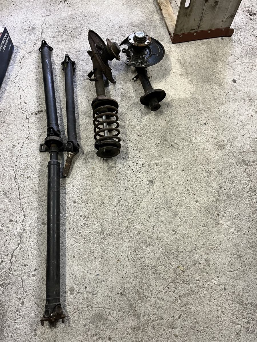 BMW Tutti pezzi di ricambio auto: Bmw E28 Teile, Motor, Getriebe, etc. – Usato da Lenk im Simmental venduto da Treuthy 2