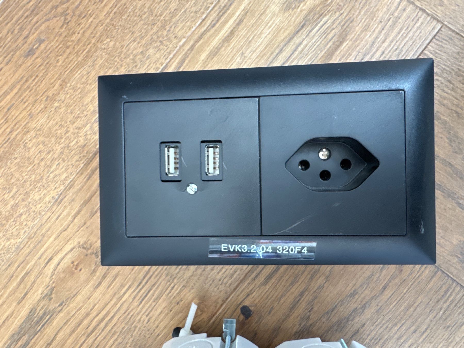Stecker: Praktische Steckdose mit USB 2 Stück – Gebraucht aus Dietlikon von HighspeedUmzug 1