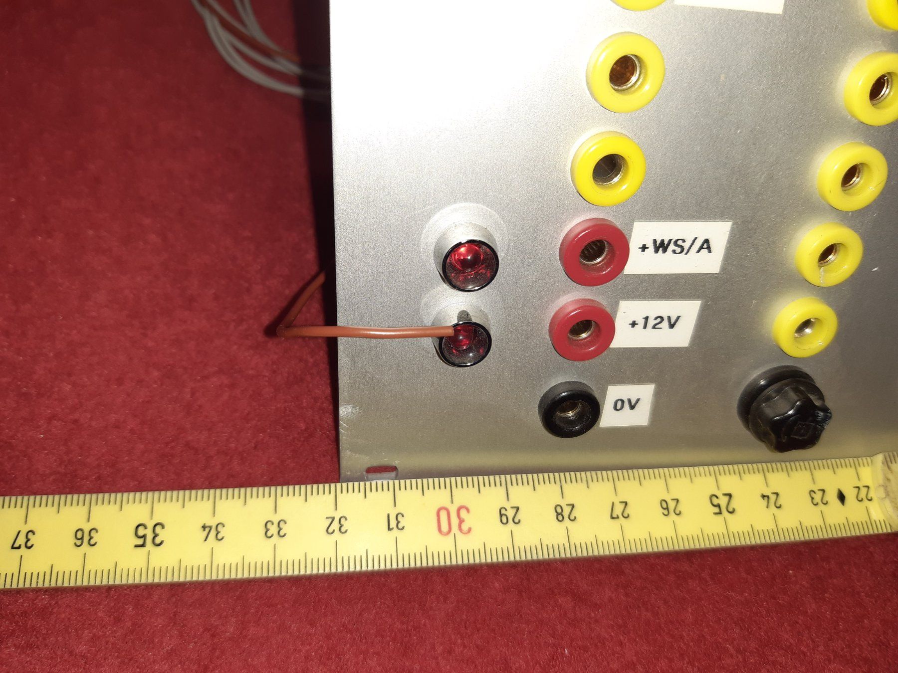 Interruttori: Frontpanel, Abdeckplatte von einem Gerät, Schalter LED's etc – Usato da Lohn-Ammannsegg venduto da Molch7 8