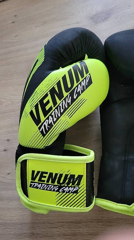 Guanti & manicotti: Venum Boxhandschuhe 16oz – Usato da Hinterforst venduto da Metz69 1