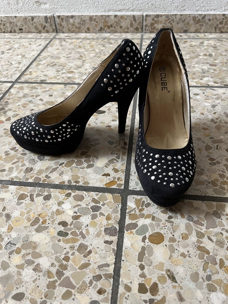 Cube Scarpe da donna: Schwarze Nieten High Heels Gr. 39 – Usato da Bad Zurzach venduto da Heugumper7