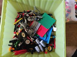 Legotechnik box mit mindestens 4 Motoren und vielen teilchen