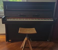 Schweizer Qualitätsklavier Schmidt-Flohr Mod. 118 - Nussbaum