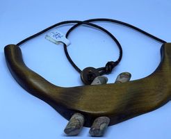 Kette aus Holz und Stein (C2)