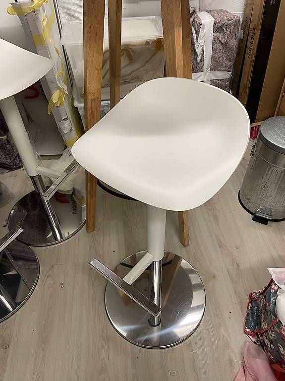 Set di tavolo e panche: Bartisch mit 3 Barhocker (wie neu) – Usato da Wädenswil venduto da lei_mh9s 1