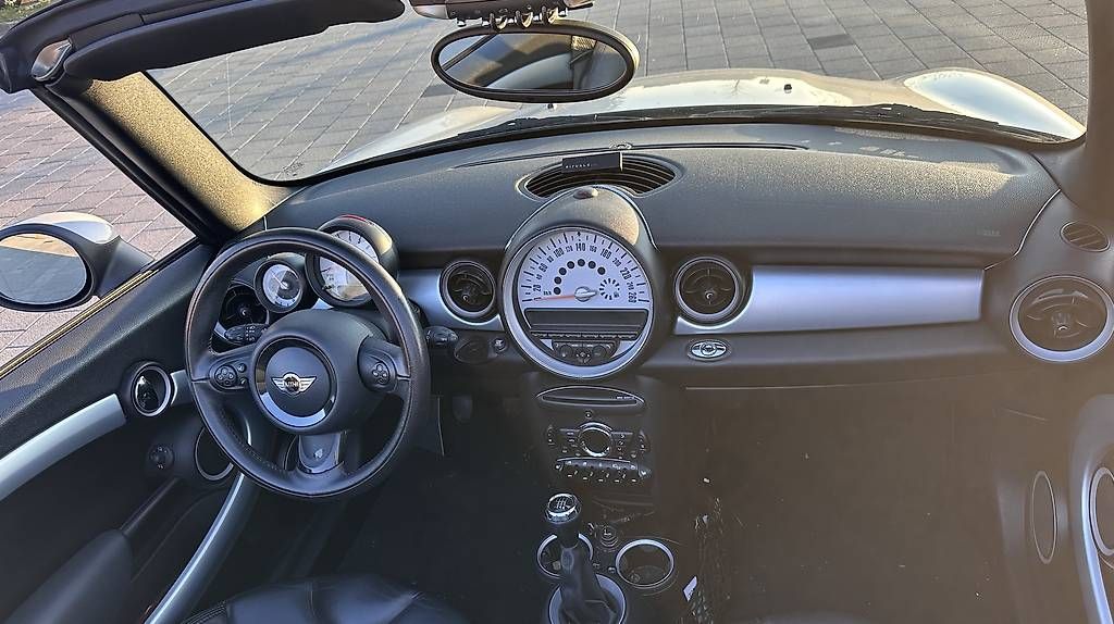 Mini Autos: Mini Cooper Cabrio weiss – Gebraucht aus Aegerten von  3