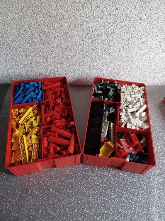 2 alte Lego Boxen prall voll mit Lego Steine. Ab 1.- | Kaufen auf Ricardo