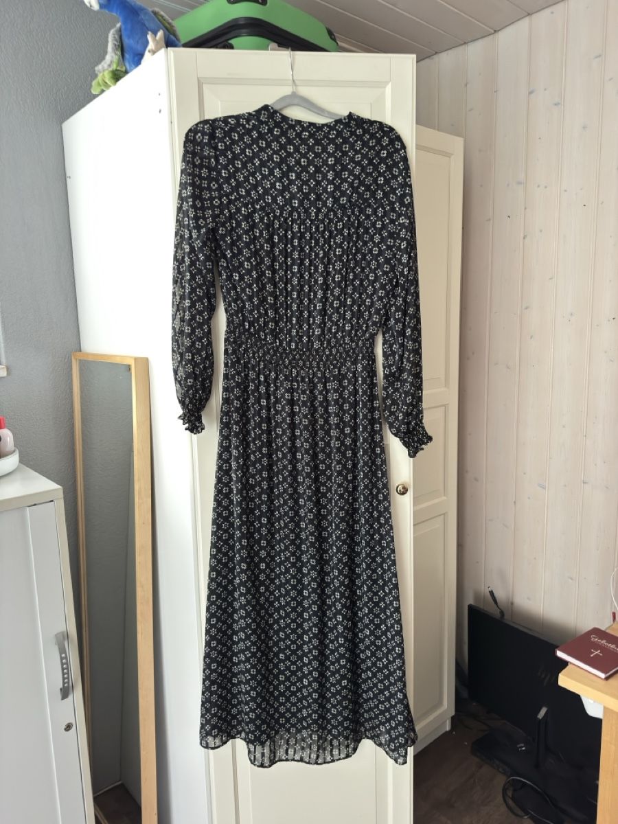 Kleider: Festliches Kleid – Neu (gemäss Beschreibung) aus Muotathal von mar_9j7g 1
