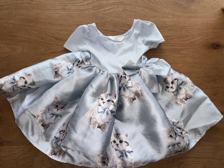Helles Mädchen Kleid mit Katzen Motiv 98/104