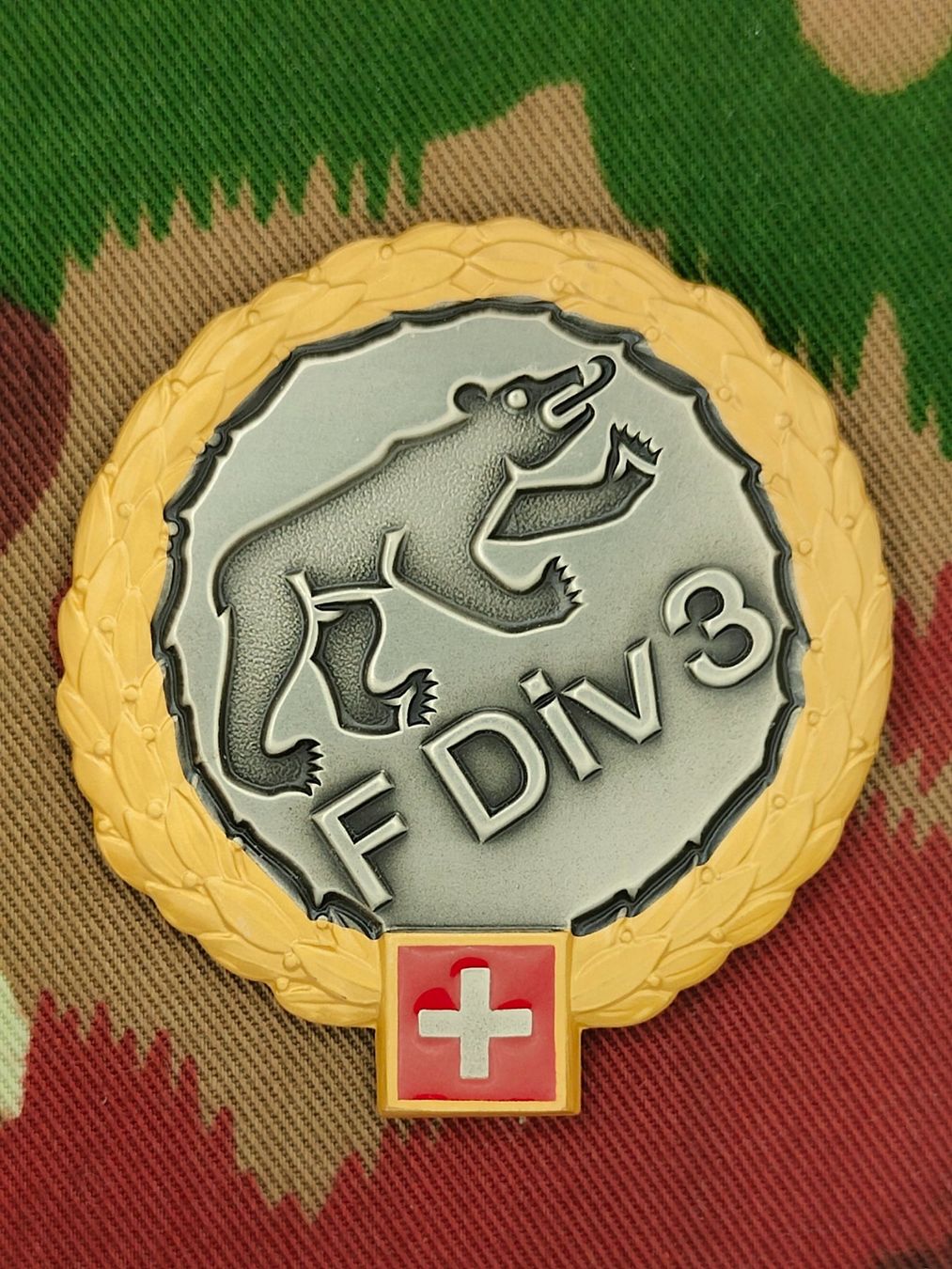 Schweizer Armee Placchette & Badge: Béretemblem Felddivision 3 Goldkranz, Variante 2 – Usato da Bauma venduto da SwissMilitaria