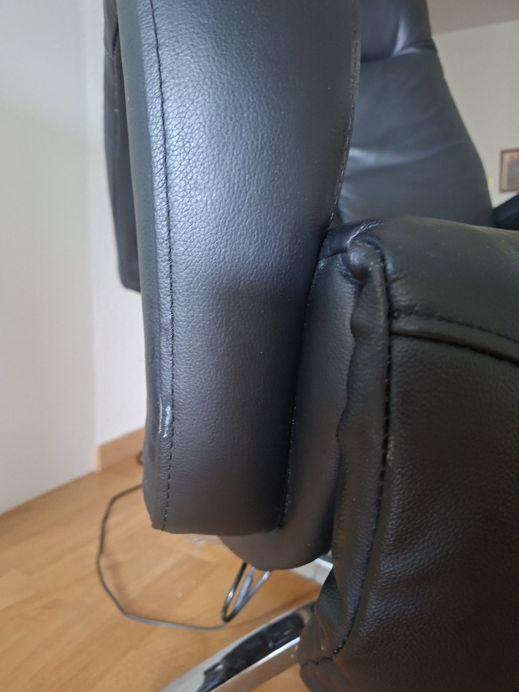 Sessel: elektrischer Ledersessel schwarz mit USB-Anschluss – Gebraucht aus Jegenstorf von Bergeran 4
