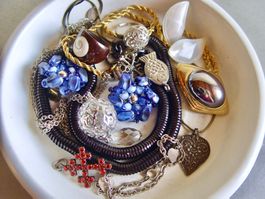 Modeschmuck: Ketten, Clips, Anhänger, Ringe, Armband