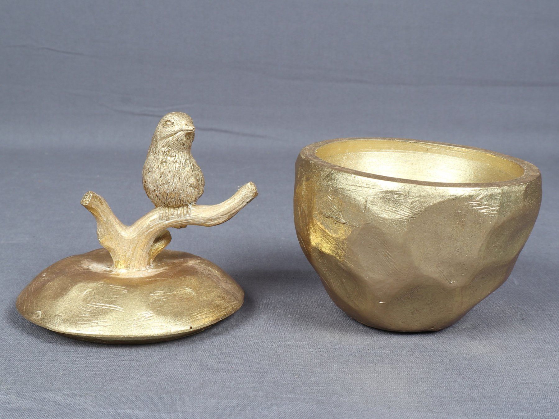 Alle Dekorationen: Goldene Deko -Dose mit Vogel – Gebraucht aus Steinen von Restwert_Steinen