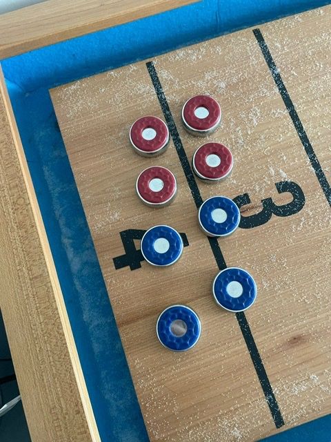 Spiele: Shuffleboard Tisch mit Puck-Set gut erhalten – Gebraucht aus Ennetbaden von Lia.laura 1