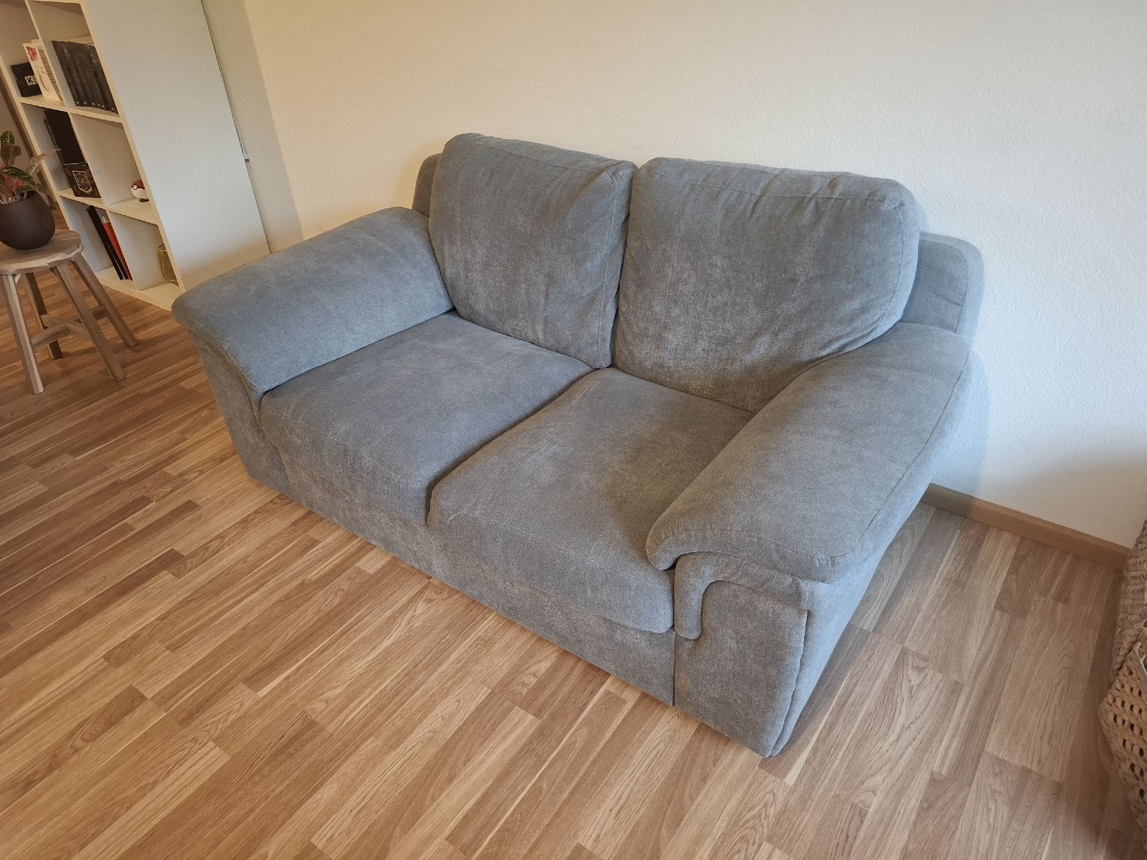 Sofas: 2er Sofa Hellgrau – Gebraucht aus Uzwil von Timzanetti 2