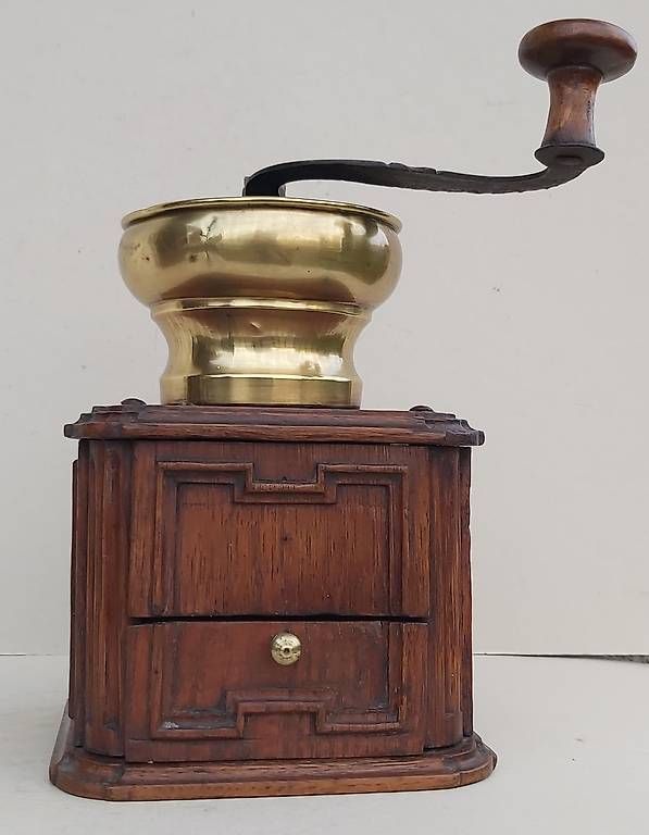 Macchine per caffè & Macchine per espresso: Super seltene Kaffeemühle um 1800 Eiche geschnitzt – Usato da Frasnacht venduto da Carawill 2