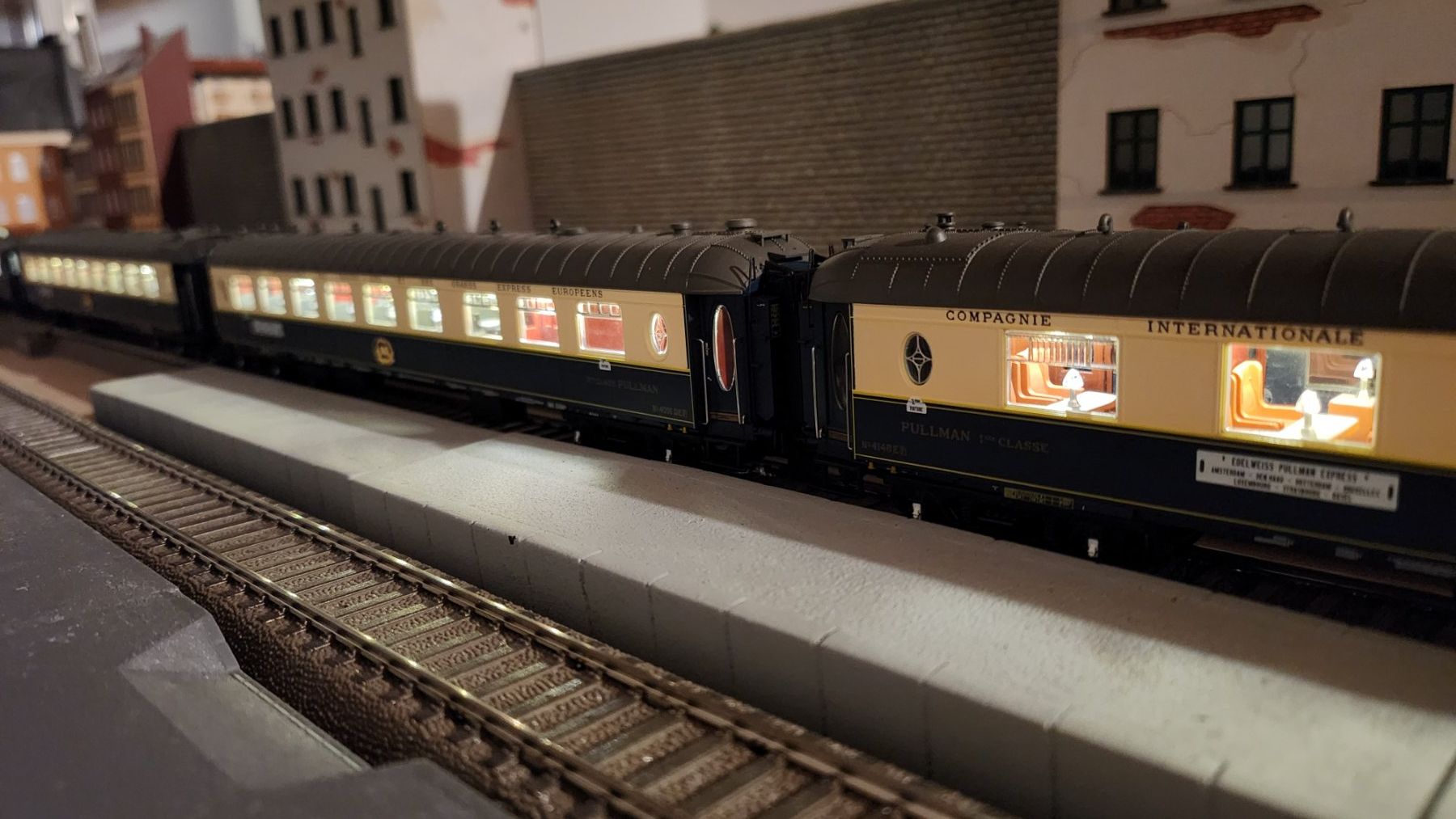 Trix Modellini di ferrovie: Trix Pullmannwagen Set Edelweiss CIWL 6 tlg. H0 – Nuovo (secondo la descrizione) da Wittenwil venduto da ced_q8j7 8