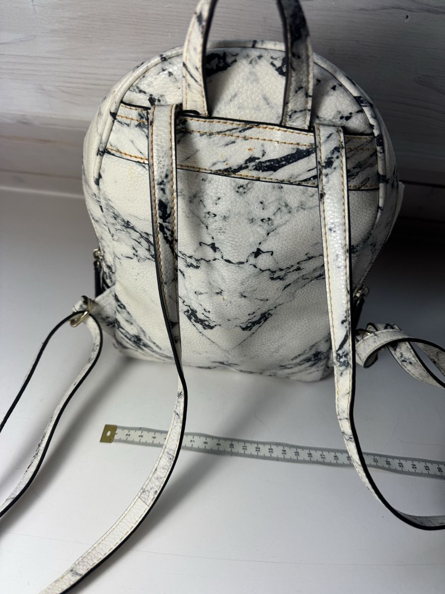 Guess Borse & Zaini: Guess Backpack white with black marble pattern used state – Usato da Hurden venduto da rac_wyf8 1