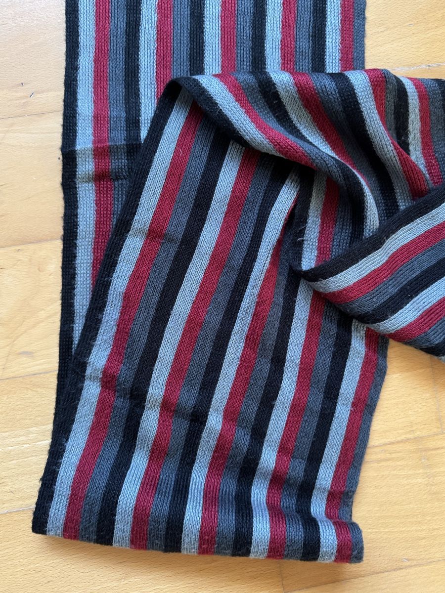Foulard & Sciarpe: Gestreifter Winterschal, Schwarz/Grau/Bordeaux – Usato da Winterthur venduto da Mike86 1