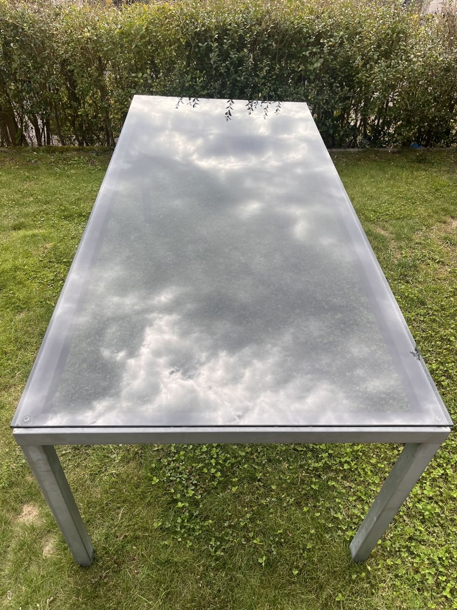 Tavoli: Massiver Gartentisch aus Stahl mit Glasplatte – Usato da Dottikon venduto da Mesut15