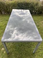 Massiver Gartentisch aus Stahl mit Glasplatte