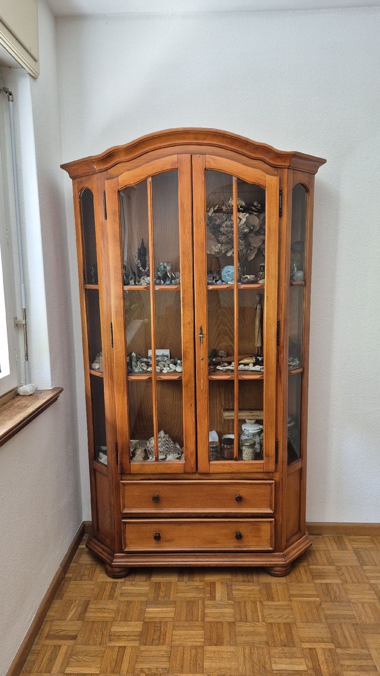 Vitrinen: Vitrine Holz mit Glastüren – Gebraucht aus Zürich von Knauelrockerin