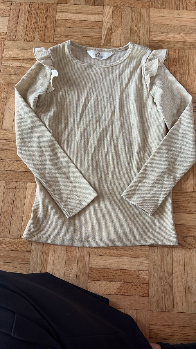 H&M Maglioni & Felpe: Glitzertop mit Rüschen H&M 122/128 – Usato da Au ZH venduto da schneebi88