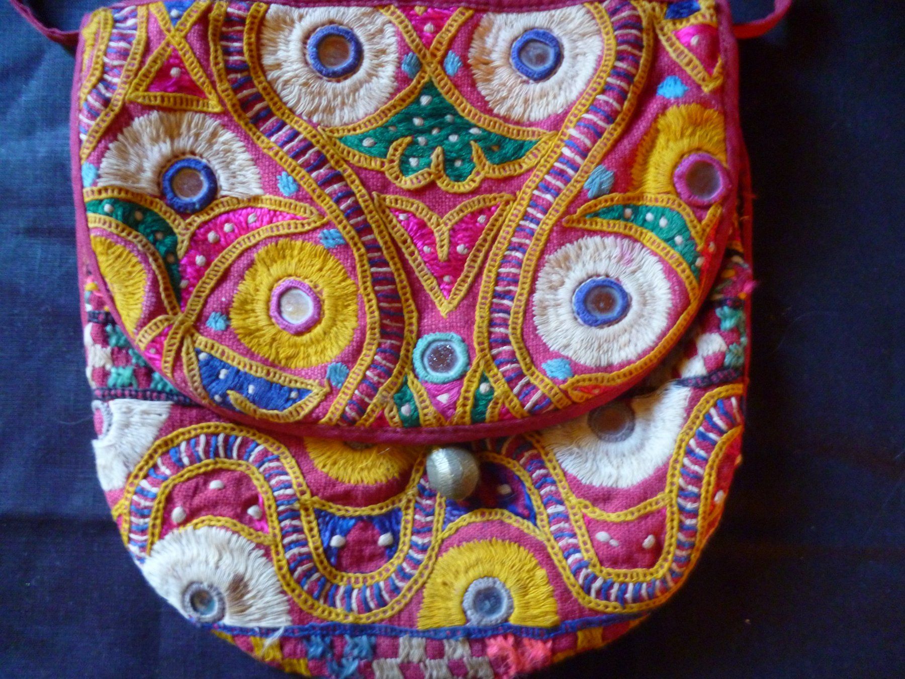 Borse da donna: Petit sac-pochette brodé avec miroirs Inde – Usato da Montreux venduto da dodeskaden 1