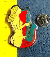 SEXY FKK OO GIRL BLÄSST SAXOPHON PIN GLASIERT SILBRIG