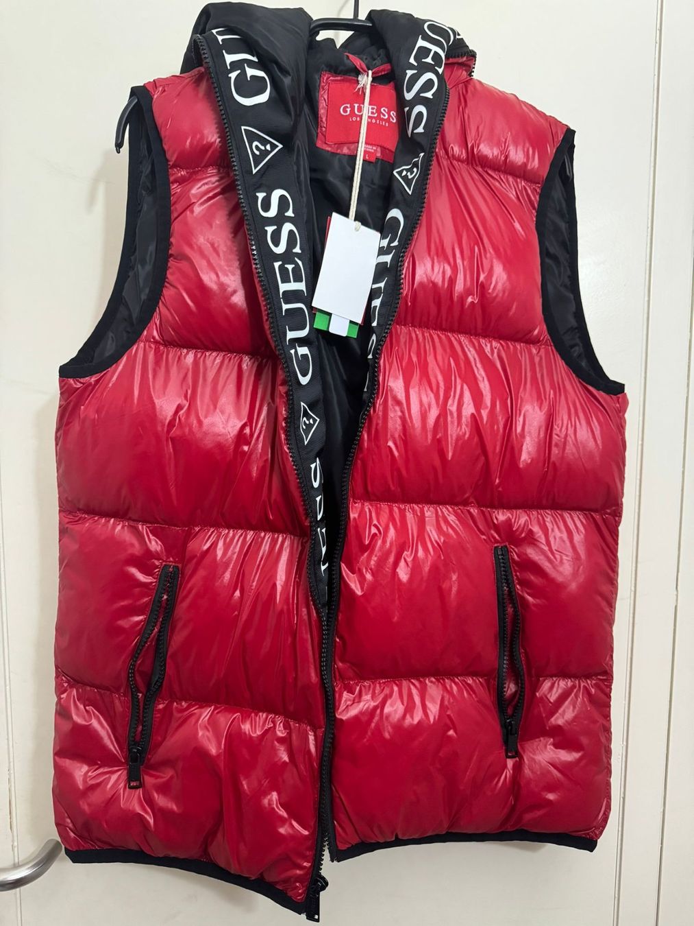 Guess Gilet & Giacche: Guess Gilet / Weste rot – Nuovo e nell'imballaggio originale da Lupfig venduto da Pluribus