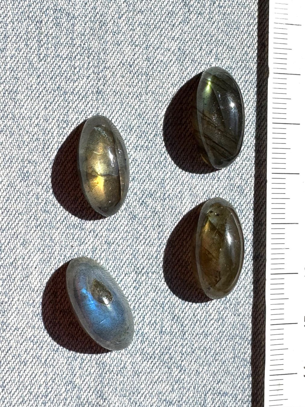 Mineralien & Heilsteine: 4 exclusive leuchtende grosse Labradorit Cabochons   oval – Neu und originalverpackt aus Leuggern von gemshow 4
