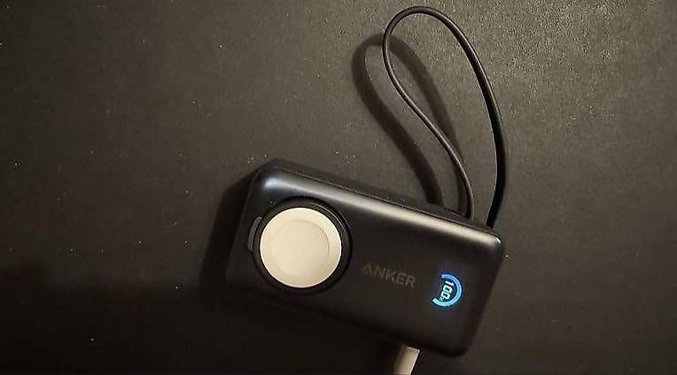 Accessori per Smartwatch: Apple Watch 10 black mit Power Bank – Usato da Wettswil venduto da samuelvontobel 1